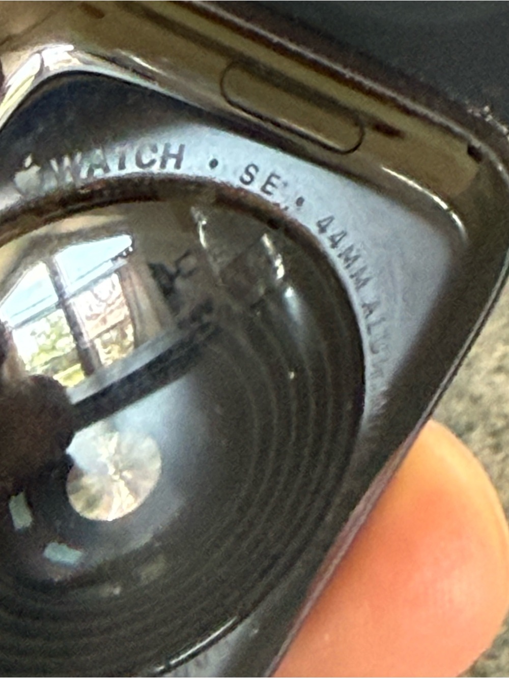 Apple Watch SE with 2 charger and extra strap - Picture 3 of 4